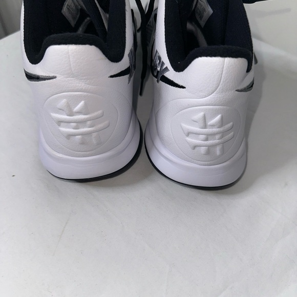 Nike Kyrie Flytrap 3 Men’s Gray Basketball Shoes main image 5